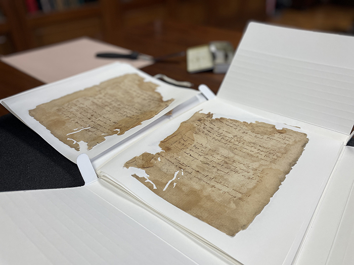 La Catedral de Barcelona descubre un fragmento de cancionero trovadoresco de la primera mitad del siglo XIV